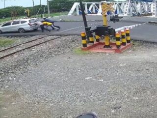 Aksi Heroik Kombes Artanto Selamatkan Mobil Mogok dari Tabrakan Kereta