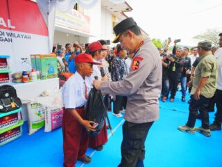 Tinjau Hunian Sementara Korban Bencana di Tapteng, Kapolri-Ketua Komisi IV Salurkan 16 Truk Bantuan Kemanusiaan