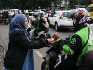 YPJI Bagikan Takjil Ramadan di Lampu Merah Trakindo Cilandak