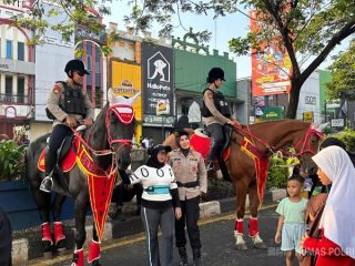 Patroli Polisi Berkuda Baharkam Polri Ciptakan Pengamanan Humanis di CFD Margonda Depok