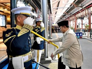 Dari Semarang Menuju Batang, Prabowo Naik KA Nusantara Explrorer