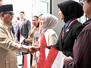 Mahasiswa Indonesia Sambut Hangat  Kedatangan Presiden Prabowo di Vladivostok