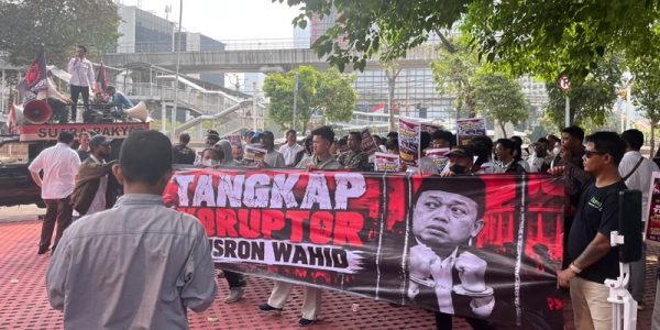 Unjukrasa menuntut pemeriksaan NW di depan gedung Komisi Pemberantasan Korupsi (KPK), Jakarta, Kamis, 15 Oktober 2026.