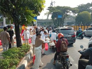 Syukuran HUT ke-75 Presiden Prabowo, DPD Gerindra DKI Jakarta Bagikan 300 Paket Makan dan Notebook